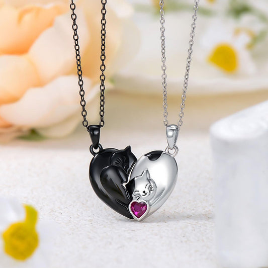 Collier avec un chat mignon noir et blanc et un couple de coutures